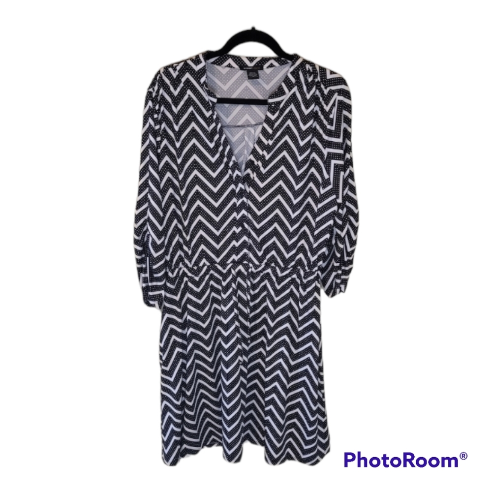Robert Louis black and white Chevron pint with dots dress. Size 1X.